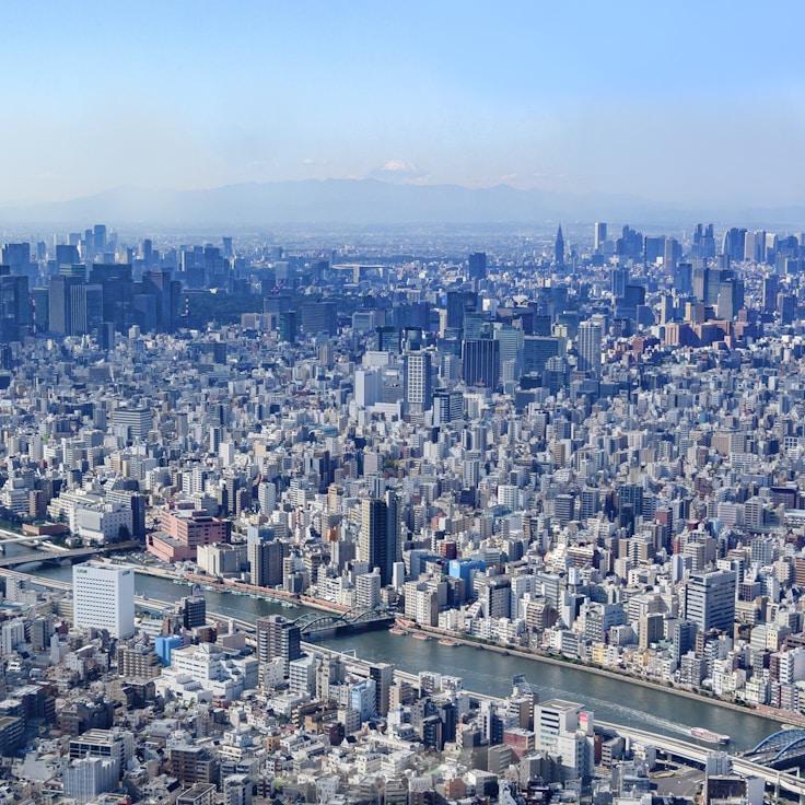 Parents evaluating schools in Spain